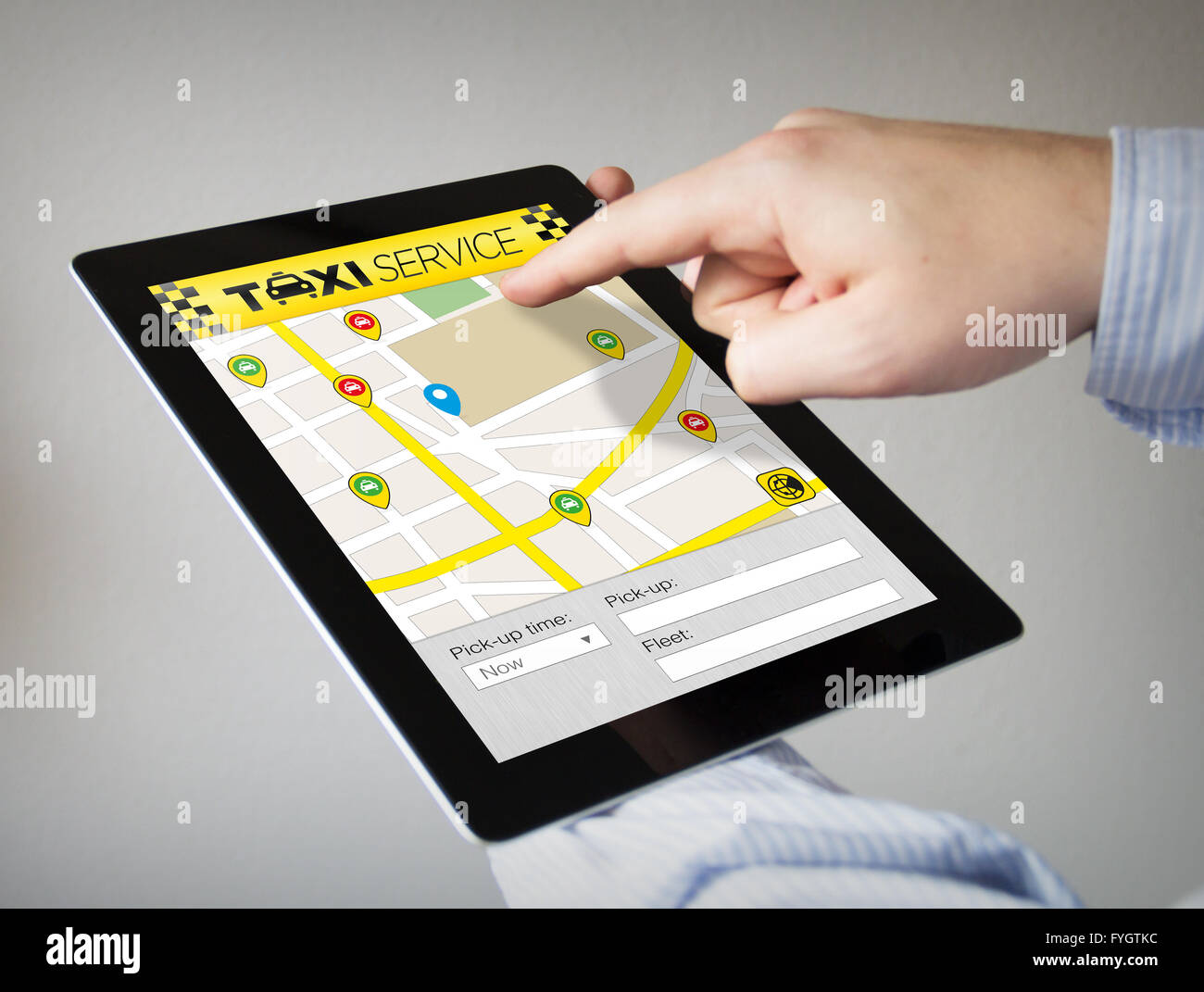 Hände mit Touchscreen-Tablet mit Taxi-app. Alle Grafiken bestehen Stockfoto