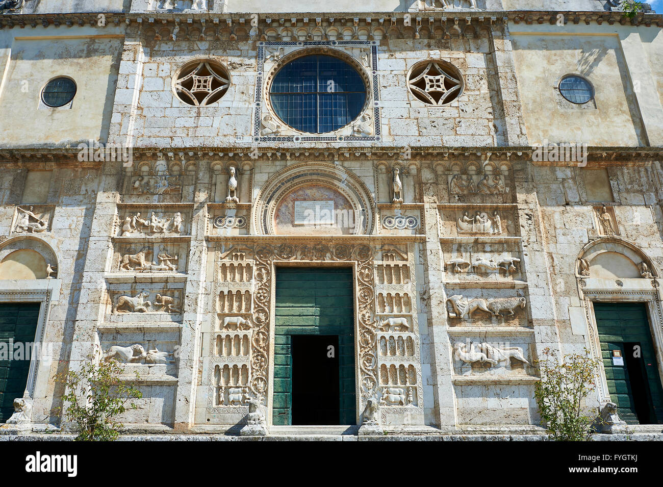 Fassade des 12.Jh. romanische Fassade der Chiesa di San Pietro extra Moenia (St Peters), Spoleto, Italien Stockfoto