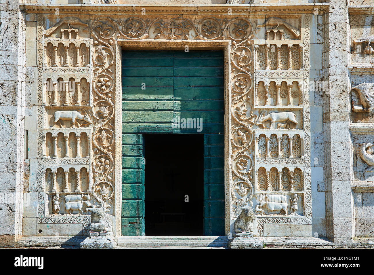 Eingang des 12.Jh. romanische Fassade der Chiesa di San Pietro extra Moenia (St Peters), Spoleto, Italien Stockfoto
