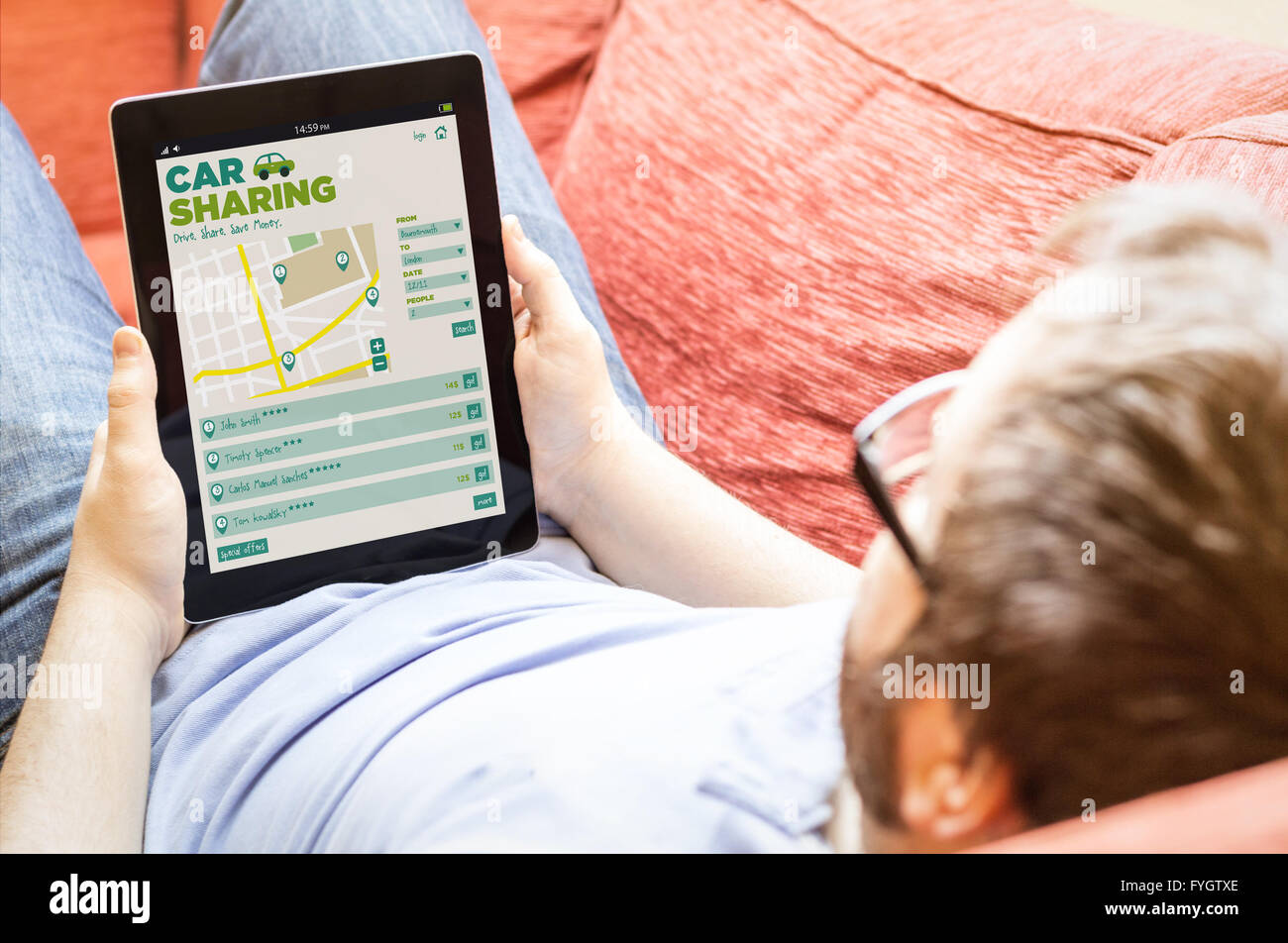 soziale Technologiekonzept fahren, Reisen und Tourismus: Hipster auf dem Sofa mit Car-sharing-app auf einem Tablet. Die Bildschirmgrafik sind m Stockfoto