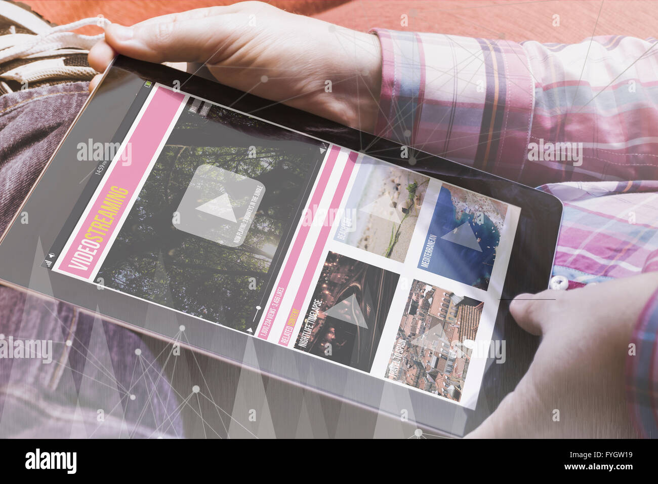 Nahaufnahme der Mann hält eine Tablette zeigt video-Streaming-Website Marketing. Alle Bildschirm-Grafiken bestehen. Stockfoto