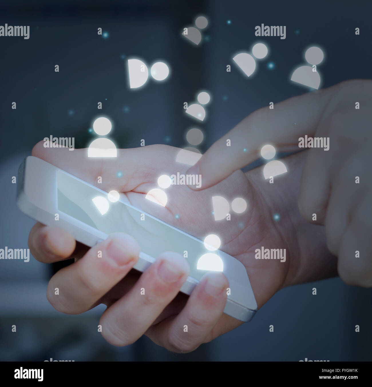 Finger berühren eines Smartphone-Bildschirms. Social-Media-Konzept. Stockfoto