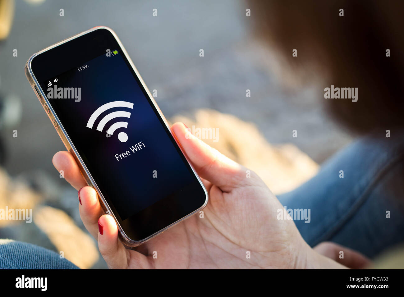 Nahaufnahme der jungen Frau mit kostenlosem WLAN auf dem Bildschirm. Alle Bildschirm-Grafiken bestehen. Stockfoto