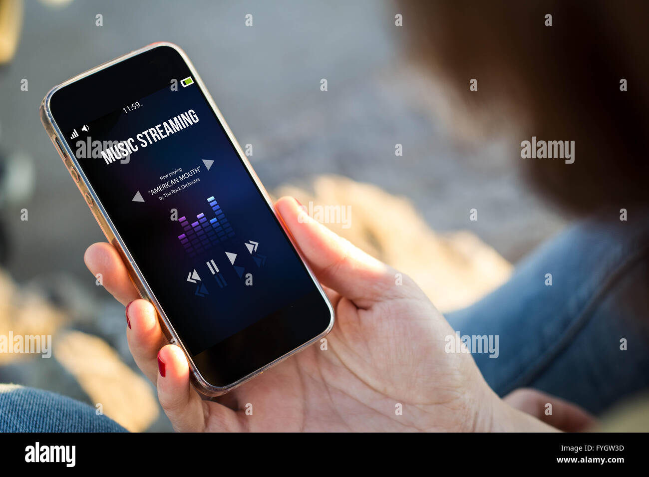 Nahaufnahme der jungen Frau überprüft ihr Handy Streamen von Musik zu hören. Alle Bildschirm-Grafiken bestehen. Stockfoto