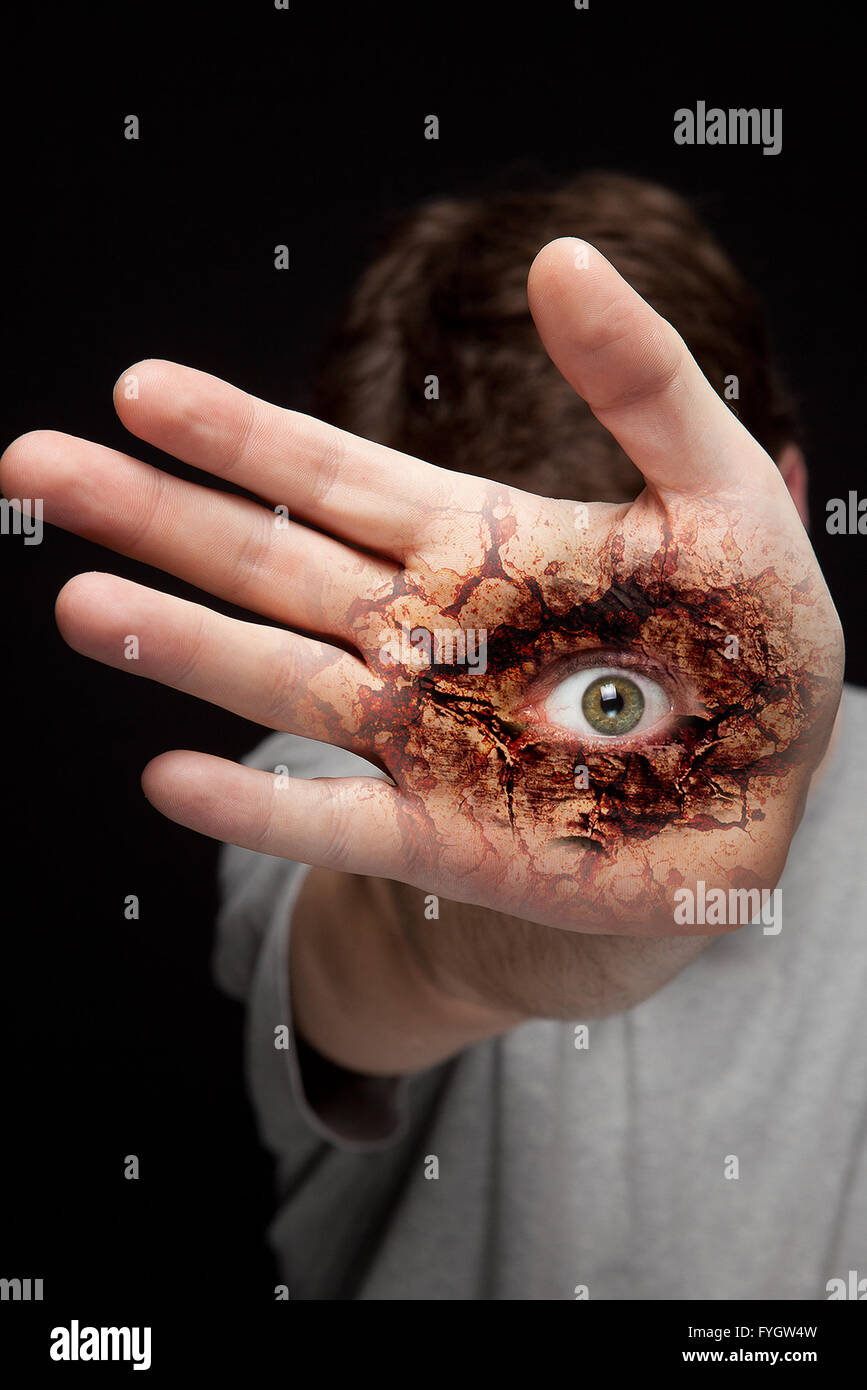 Hand mit gruseligen beängstigend Auge Stockfoto