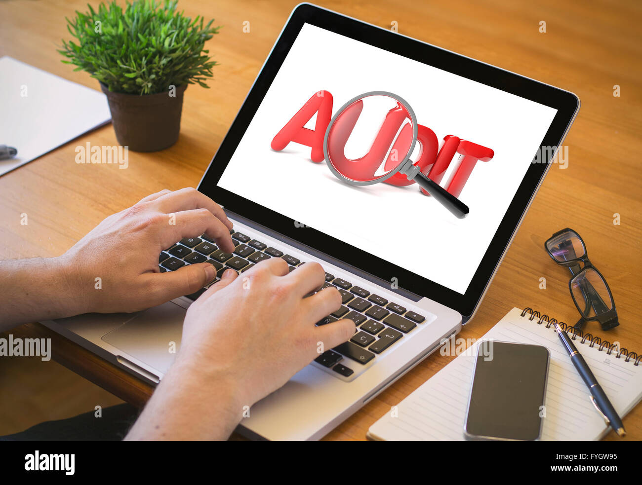 Audit. Close-up Draufsicht der Mann arbeitet am Laptop. alle Bildschirm-Grafiken bestehen. Stockfoto