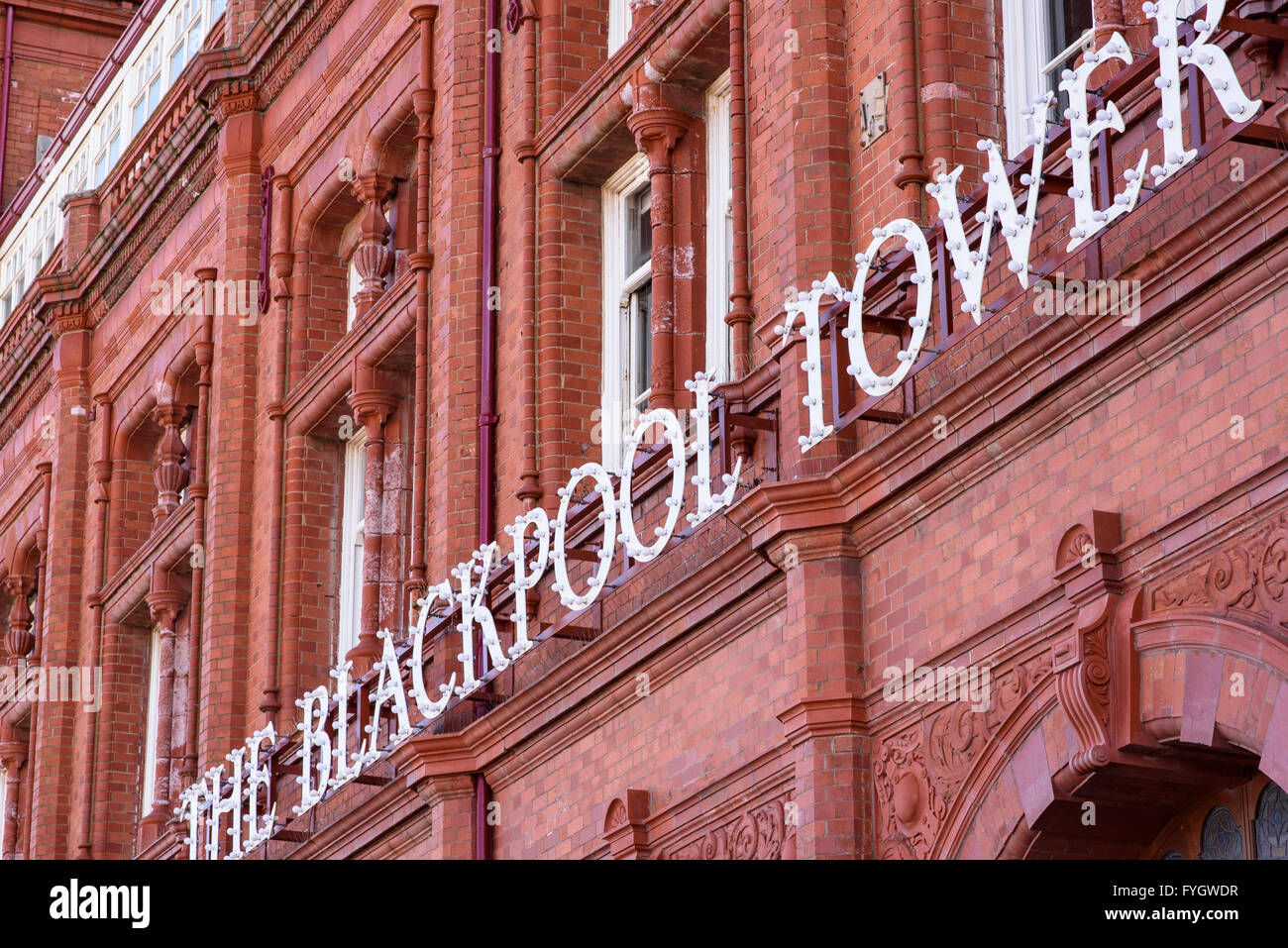 Großes Schild auf der Vorderseite der Blackpool Tower in Blackpool, Lancashire, UK Stockfoto