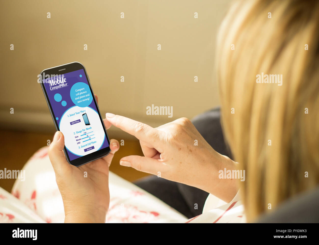moderne Werbung und marketing Konzept: Reife Frau mit 3d generierte Touchscreen-Smartphone mit Online-Mobiltarife und Ratte Stockfoto