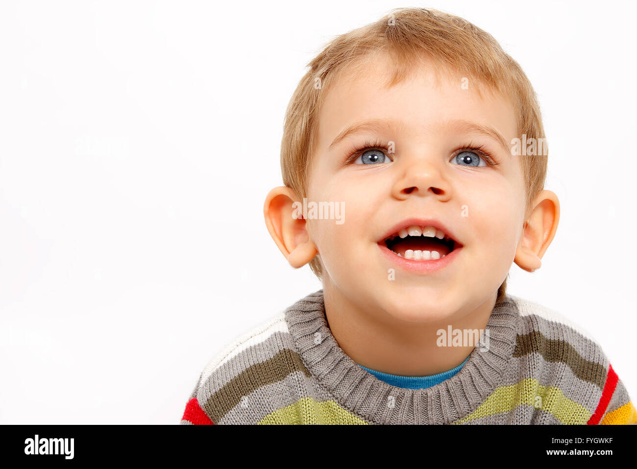 Gesicht des glückliches Kind in Winterkleidung nachschlagen Stockfoto