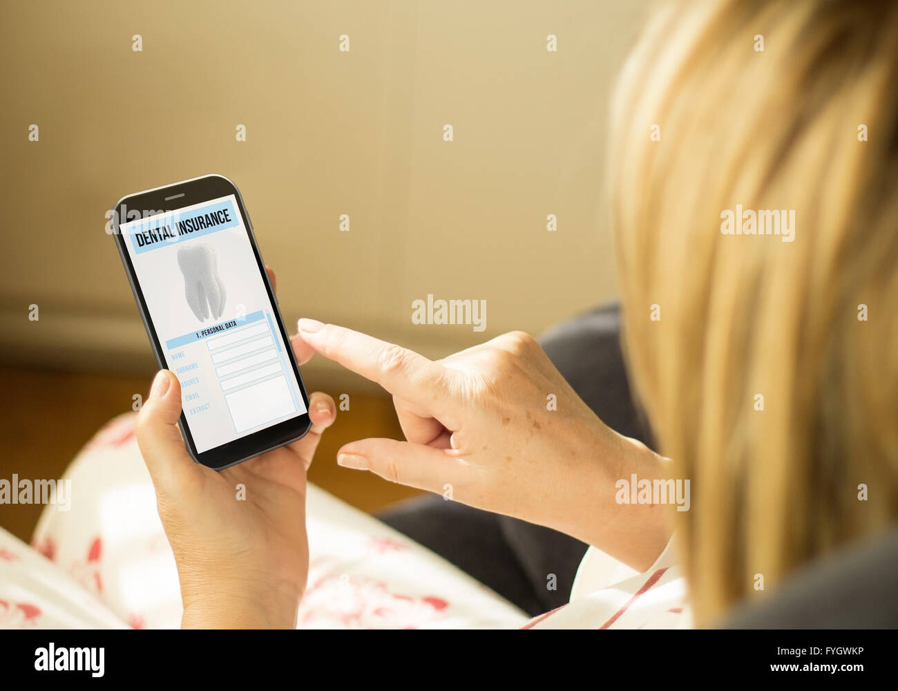 moderne Qualitätssicherung Konzept: Reife Frau mit 3d generierte Touchscreen-Smartphone mit Zahnversicherung auf dem Bildschirm. Bildschirm grap Stockfoto
