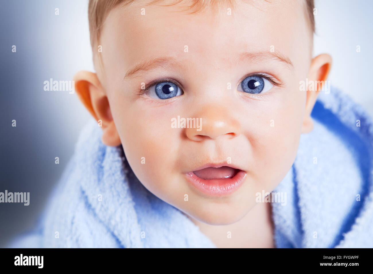 Closeup Portrait von Baby Boy mit schönen blauen Augen Stockfoto