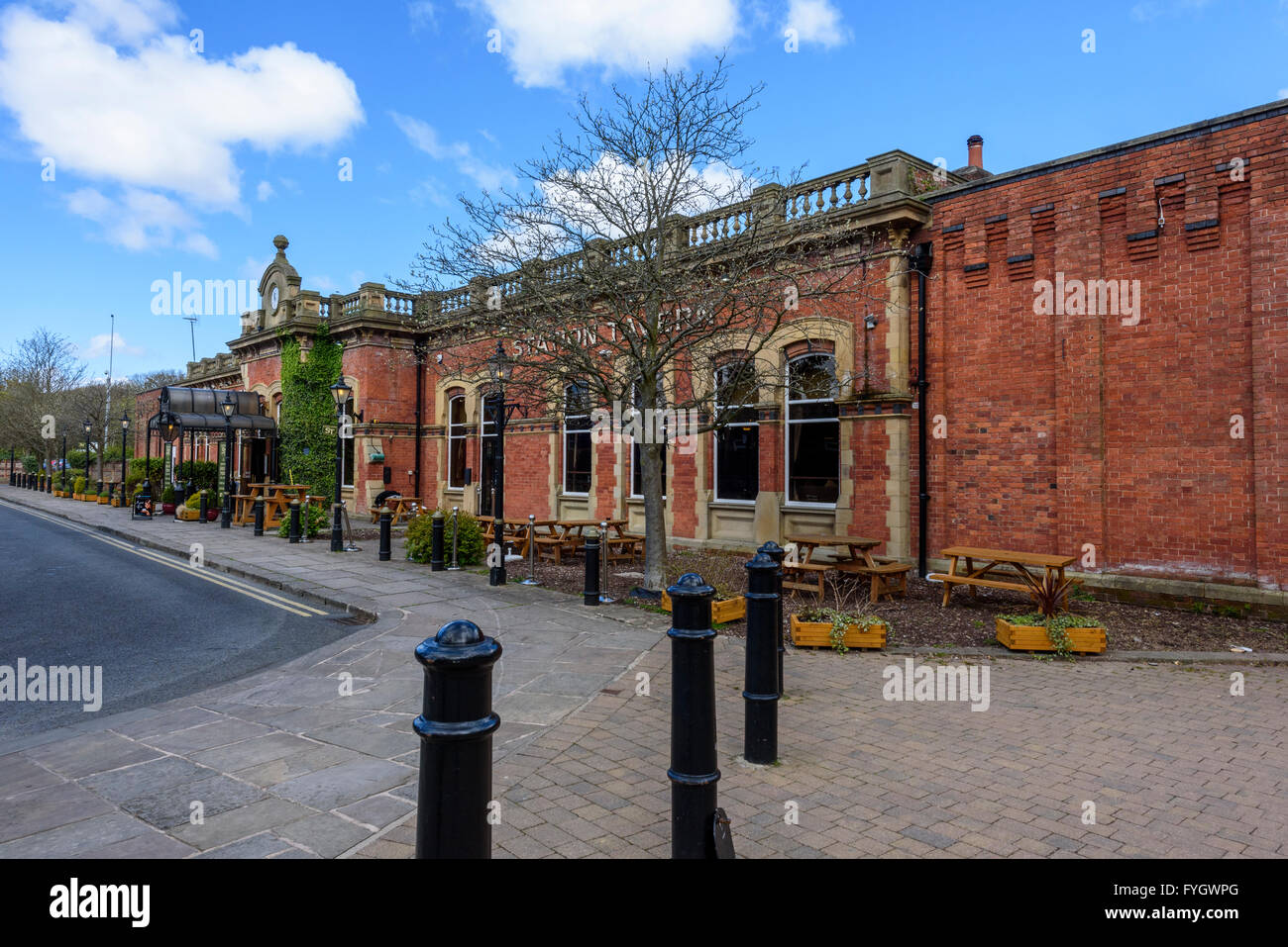 Ansicht der Vorderseite des alten Bahnhofsgebäude in Lytham, Lancashire umgewandelt in ein Restaurant und Bar Stockfoto