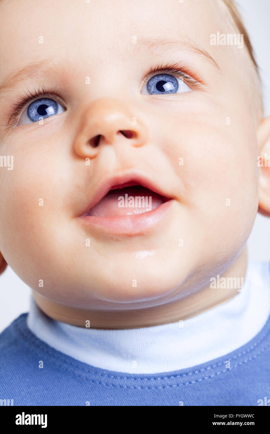 Gesicht des süßen glückliches Baby Boy mit blauen Augen Stockfoto