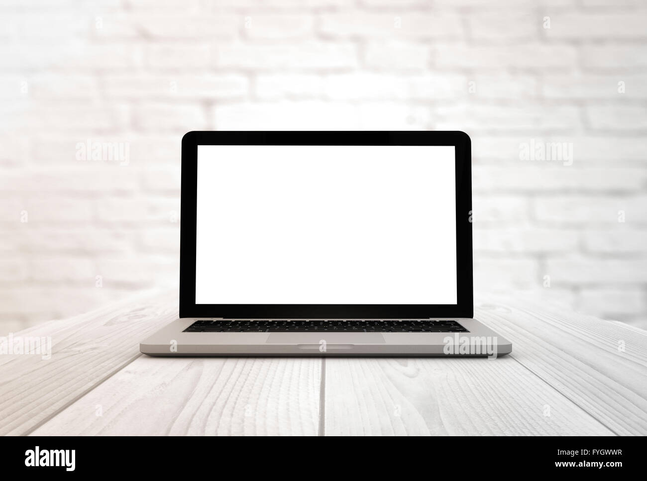 Digital erzeugte Laptop auf einem Holztisch mit leerer Bildschirm Stockfoto