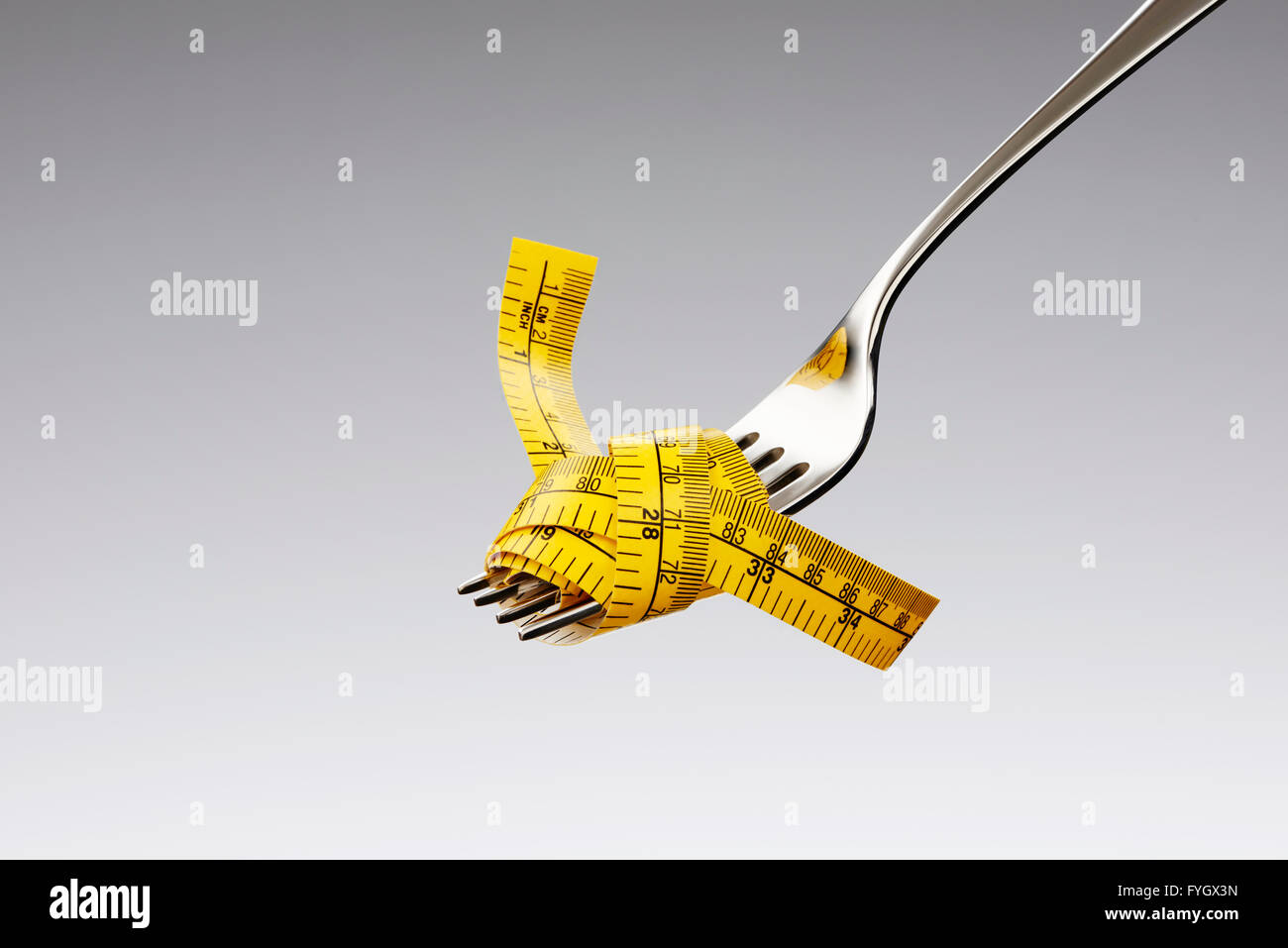 Gabel mit Maßband Diät Konzept Adipositas Stockfoto