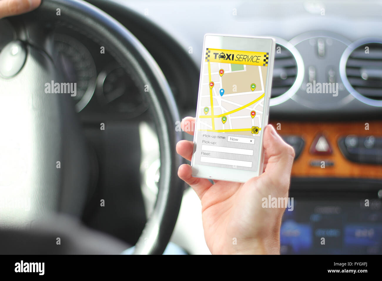 Fahrer mit Smartphone mit Taxi-app-Schnittstelle. Alle Bildschirm-Grafiken bestehen. Stockfoto