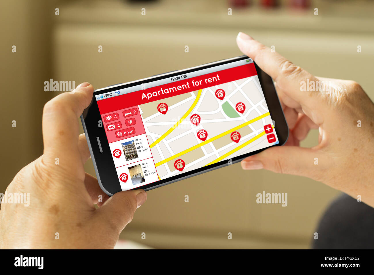 Reife Frau Hände mit einem 3d generierte Smartphone mit leerer Bildschirm Stockfoto