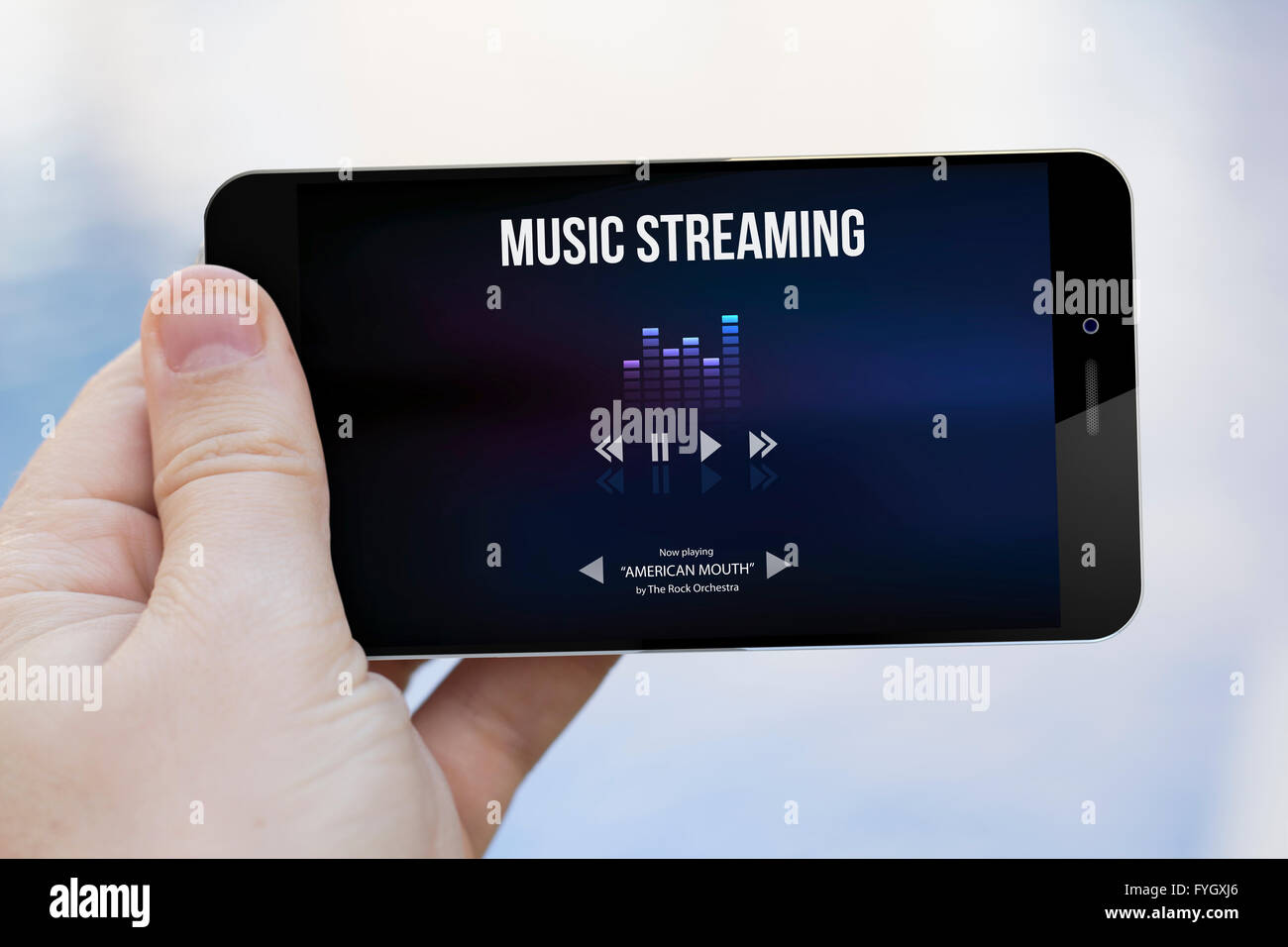 Lieferung-Technologie-Konzept: Hand Holding erzeugt eine 3d Smartphone zeigt Musik-Streaming-App Bildschirmgrafiken bestehen aus. Stockfoto