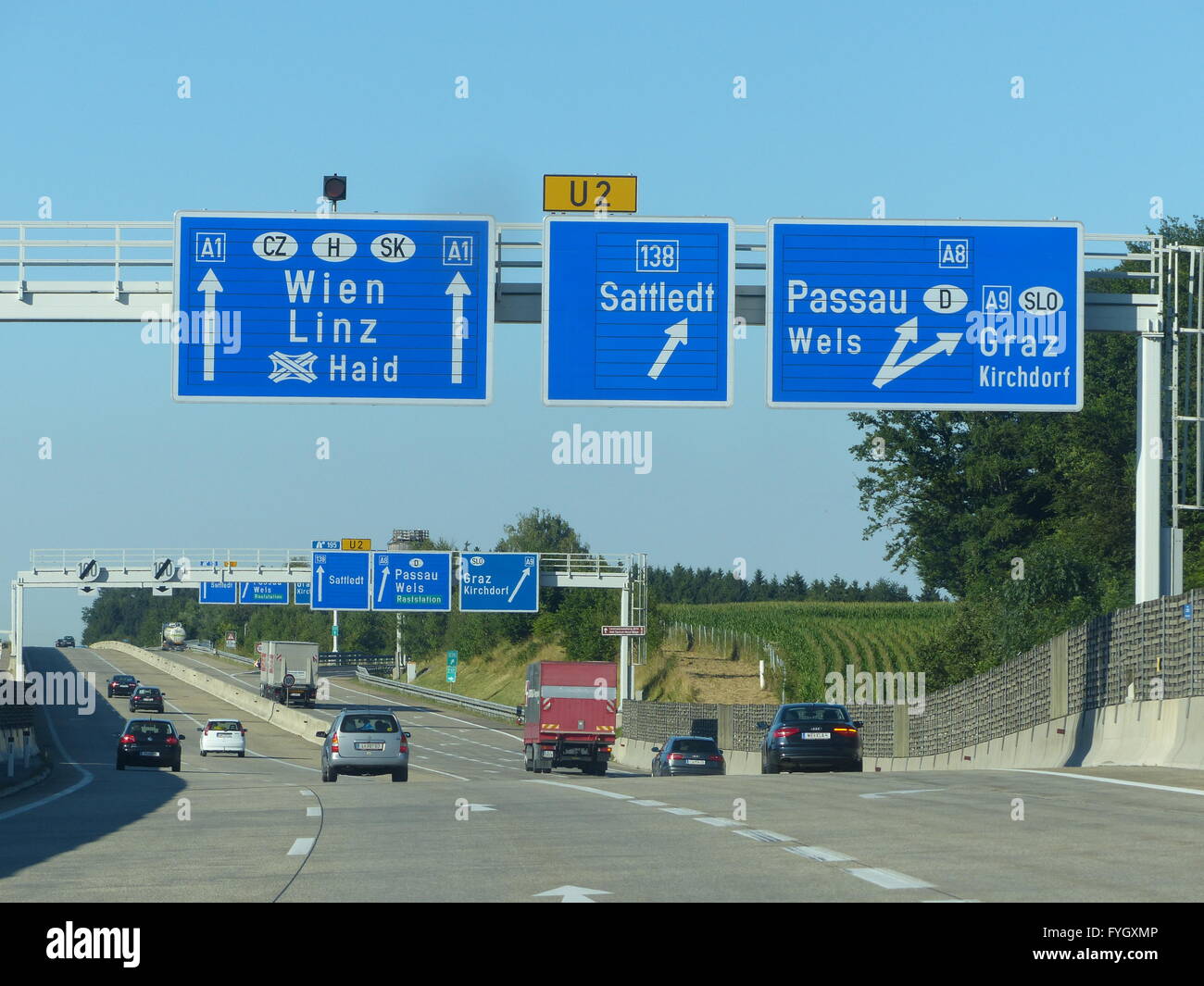 Österreich - A1-Autobahn. Landstraße Zeichen Verkehrslenkung in fünf verschiedene Länder Stockfoto