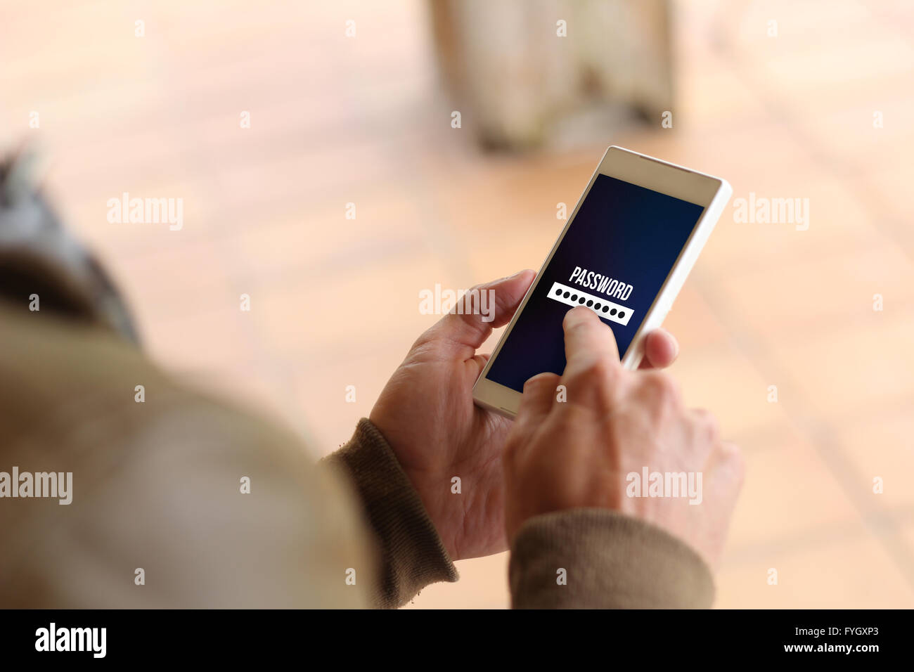 Mann durch Berühren des Bildschirms von seinem Smartphone schreiben Passwort. Alle Bildschirm-Grafiken bestehen. Stockfoto