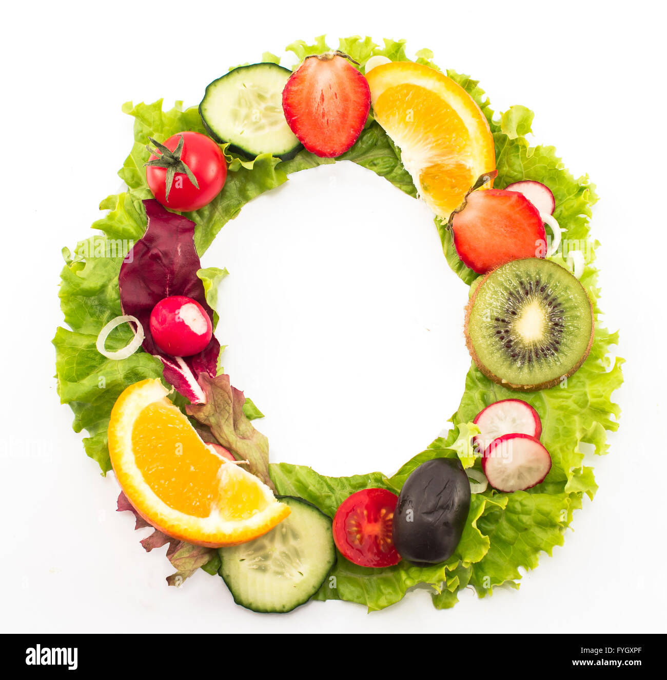 Buchstabe O von Salat und Früchten hergestellt. Stockfoto