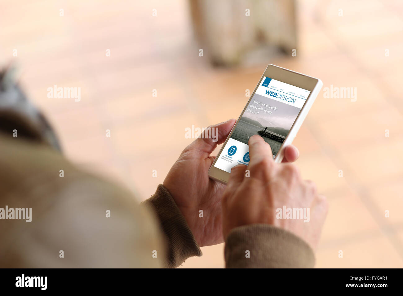 Man berührt den Bildschirm seines Smartphones auf Straße zeigen Web-Design-Website. Alle Bildschirm-Grafiken bestehen. Stockfoto