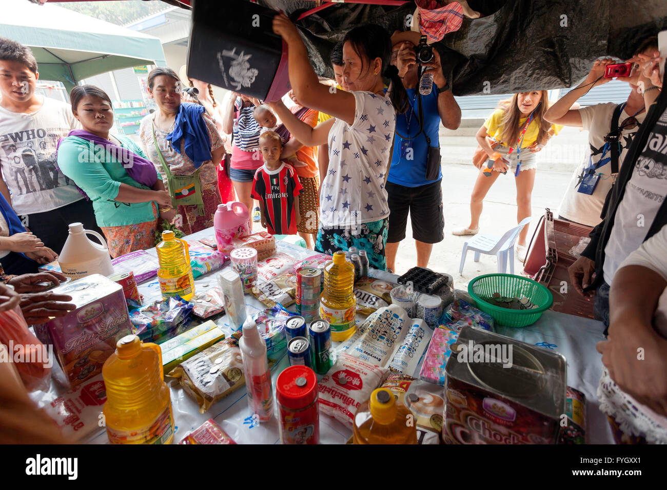 Menschen spielen auf Lebensmittel in Myanmar (Burma) auf dem Obst und Gemüse Markt in einem Straßenmarkt von Laos Stockfoto