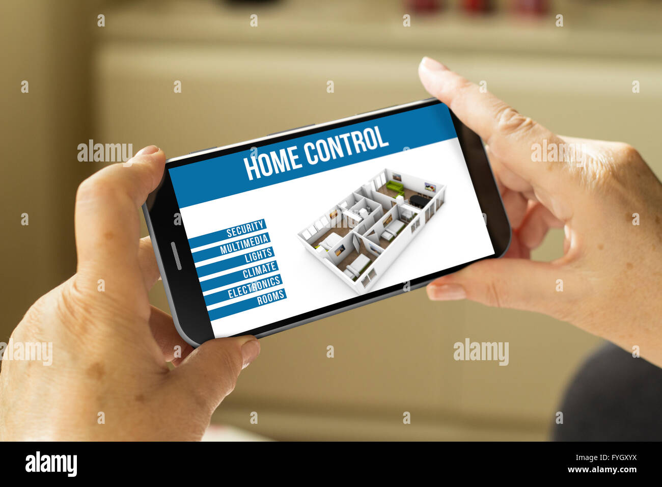Smart Haus Konzept: Reife Frau Hände mit einem 3d generierte Smartphone mit nach Hause Fernbedienungs-Benutzeroberfläche auf dem Bildschirm Stockfoto