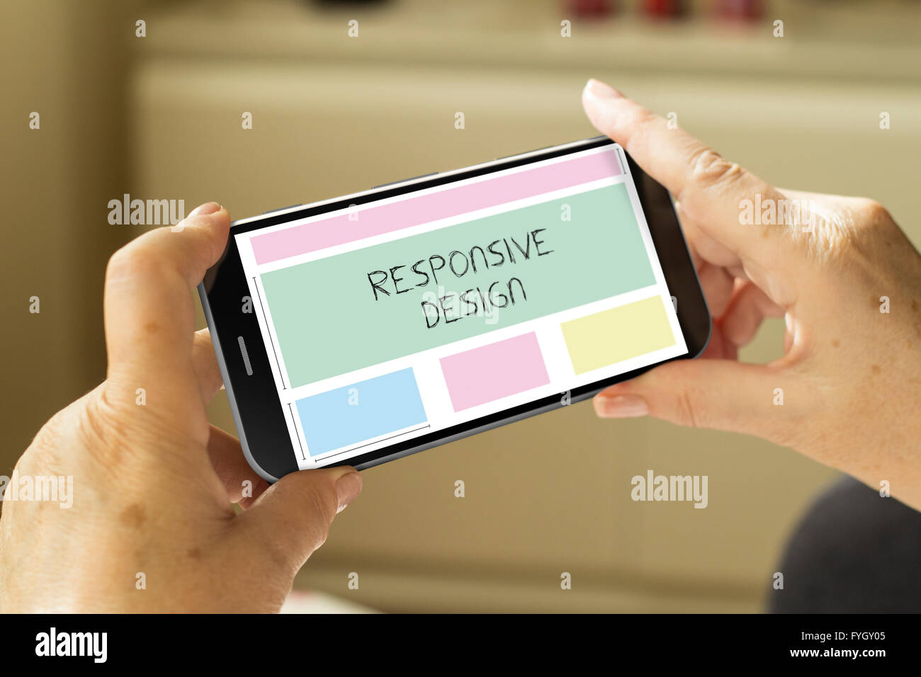 Smart Haus Konzept: Reife Frau Hände mit einem 3d generierte Smartphone mit responsive Design-Oberfläche auf dem Bildschirm Stockfoto