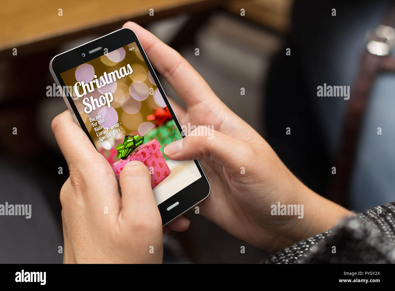 Weihnachten Saison Vertriebskonzept: Mädchen mit einem digital generierten Handy Shop Online-Weihnachtsgeschenke auf dem Bildschirm. Alle Bildschirm g Stockfoto