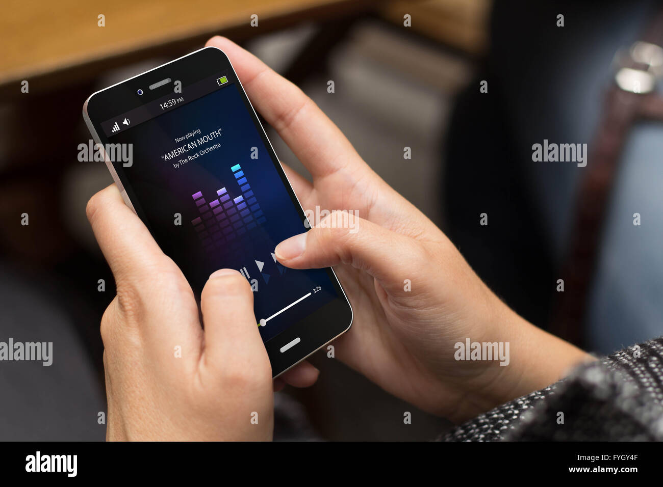 Musikkonzept: Mädchen mit einem digital generierten Telefon mit Musik-app auf dem Bildschirm. Alle Bildschirm-Grafiken bestehen. Stockfoto