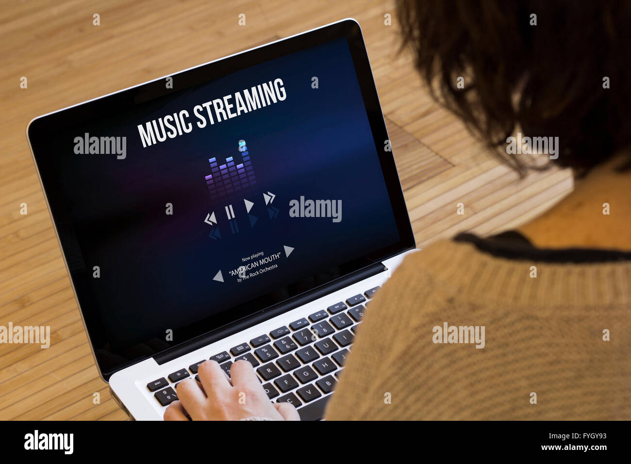 Musik-Streaming-Konzept: Frau mit einem Laptop, Musik-Streaming-app auf dem Bildschirm angezeigt. Die Bildschirmgrafik bestehen. Stockfoto