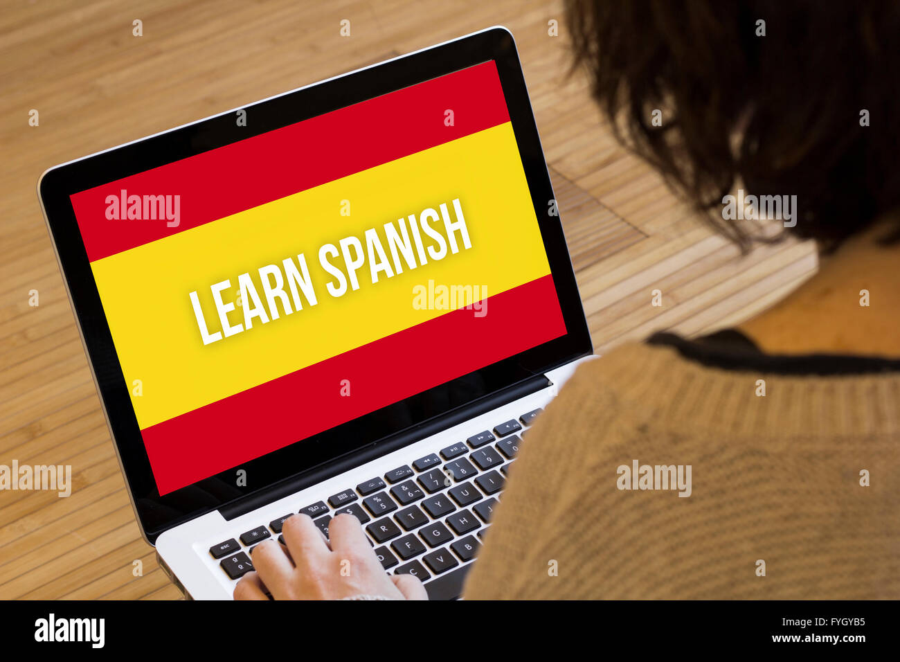 Lernen Sie Sprachen online-Konzept: lernen Sie Spanisch auf einem Laptop-Bildschirm. Die Bildschirmgrafik bestehen. Stockfoto