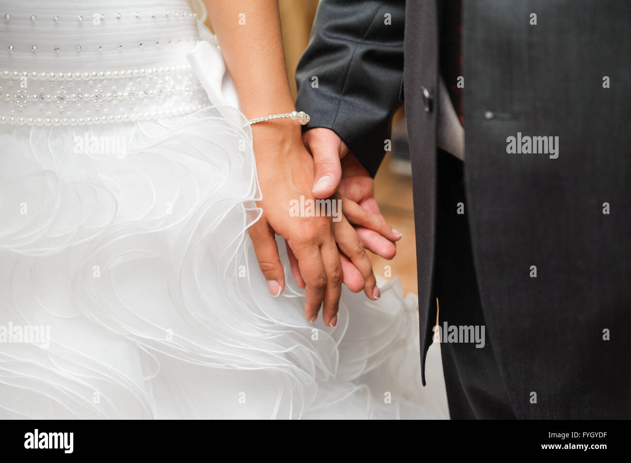 Braut und Bräutigam in Händen zu halten. liebevolle Betreuung Stockfoto