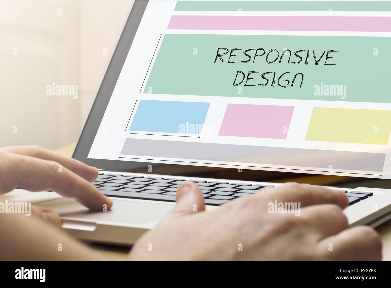 ansprechende Design-Konzept: Mann mit einem Laptop mit responsive Drahtmodell Stockfoto