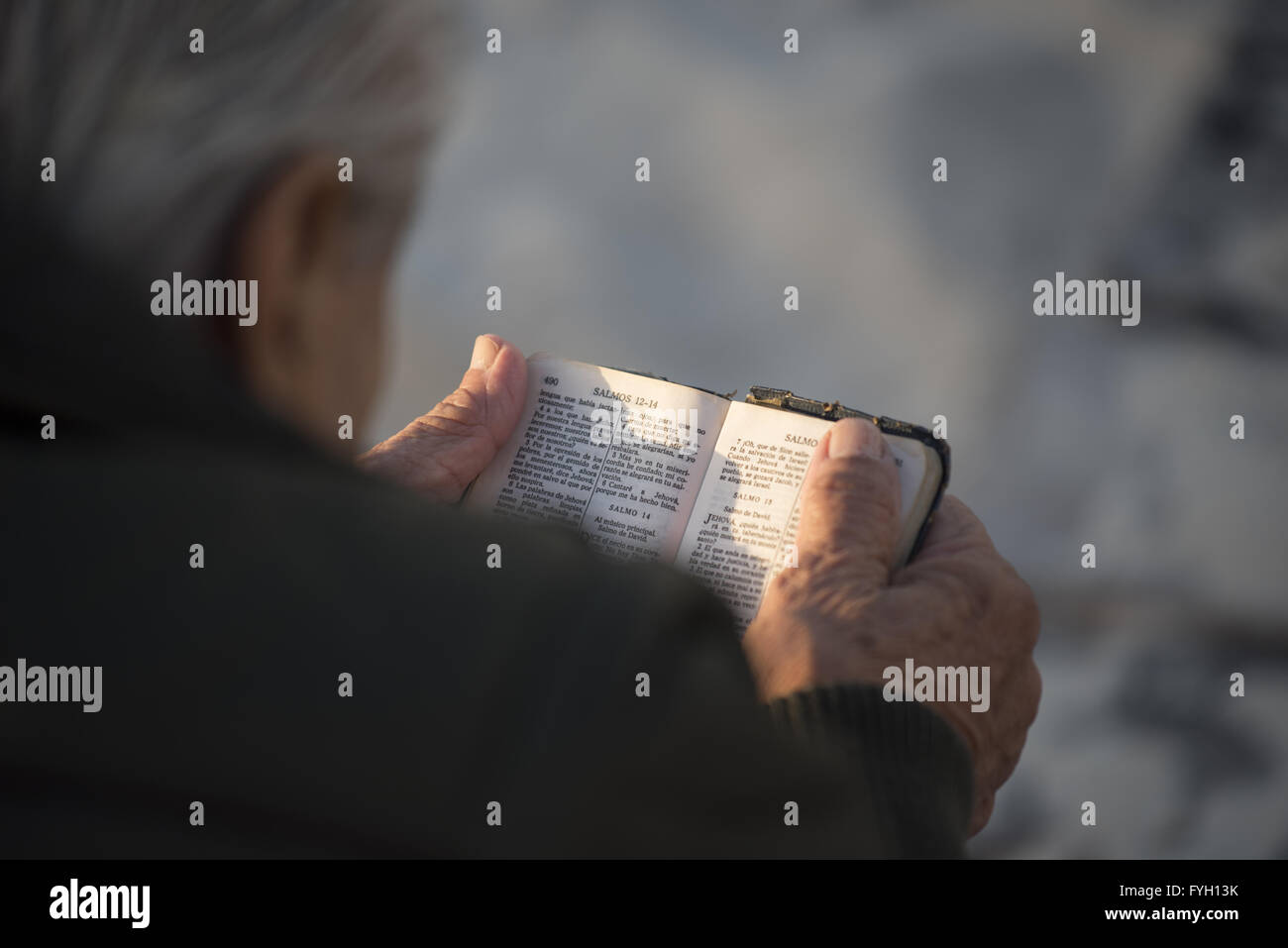 Älterer Mann liest Bibel in spanischer Sprache über die Schulter Winkel Ansicht, Religion Konzept gesehen. Stockfoto