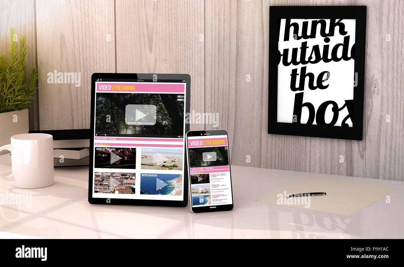 Digital erzeugte Tablet und Smartphone auf einem Desktop-Arbeitsplatz-Video-Streaming-Rohr auf dem Bildschirm. Alle Grafiken bestehen. Stockfoto