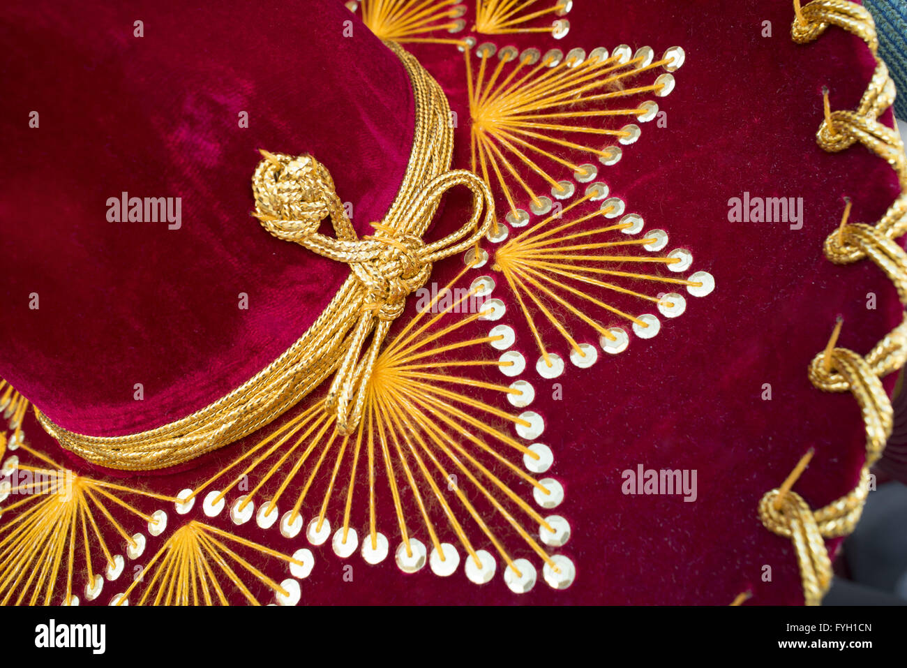 Nahaufnahme des traditionellen festliche Mexiko Hut mit Golddetails, mexikanische Kultur Konzept. Stockfoto