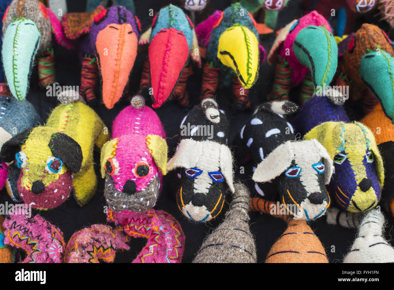 Nahaufnahme des tierischen handgemachte Spielzeug, bunten Handwerk Display an Mexiko Straßenmarkt fair. Stockfoto