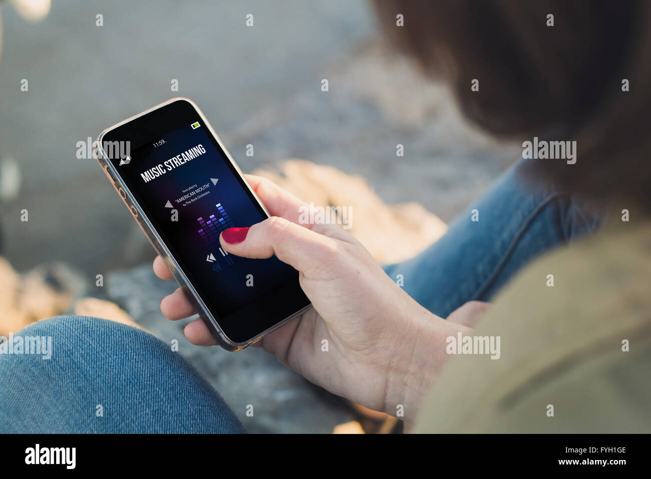 Frau Musik hören, mit ihrem Smartphone streamen und berühren des Bildschirms. Alle Bildschirm-Grafiken bestehen. Stockfoto