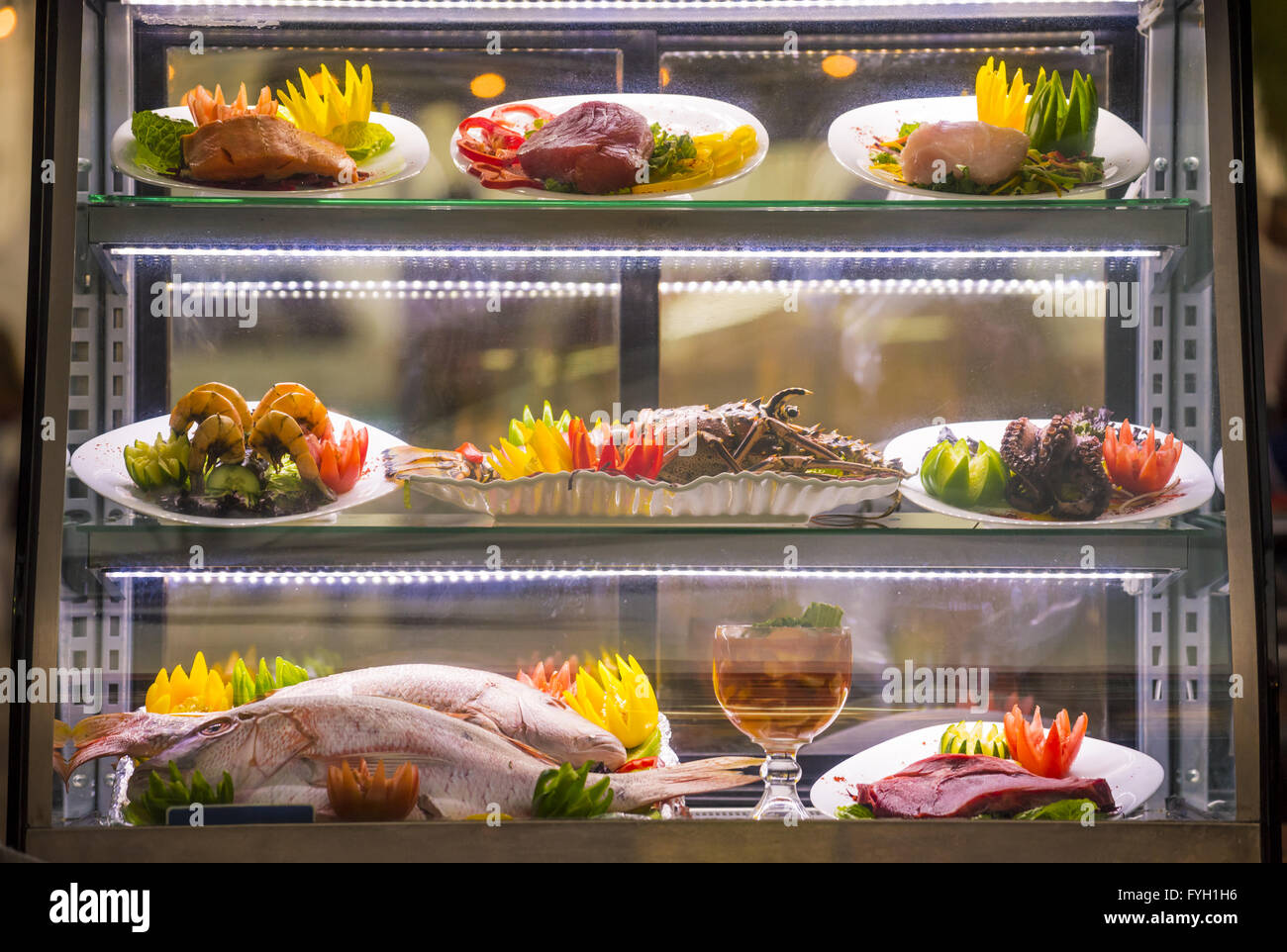Elegante Meeresfrüchte im Restaurant mit Fisch, Garnelen, Hummer und Gemüse Dekoration anzeigen Stockfoto
