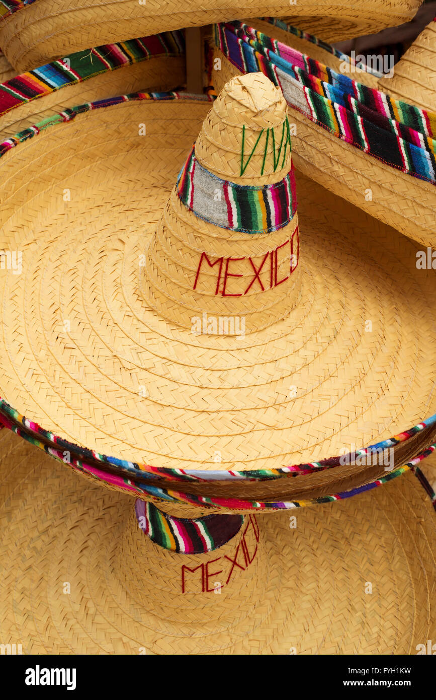 "Mexikanischen Straße" Markt faire Darstellung der traditionellen Sombrero-Hüte mit bunter Dekoration und Viva Mexiko Text. Stockfoto