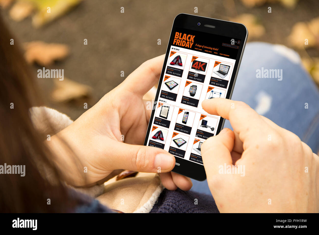 Online-shopping-Konzept: Frau Betrieb erzeugt eine 3d Smartphone mit schwarzen Freitag Shop auf dem Bildschirm. Grafiken auf dem Bildschirm sind ma Stockfoto