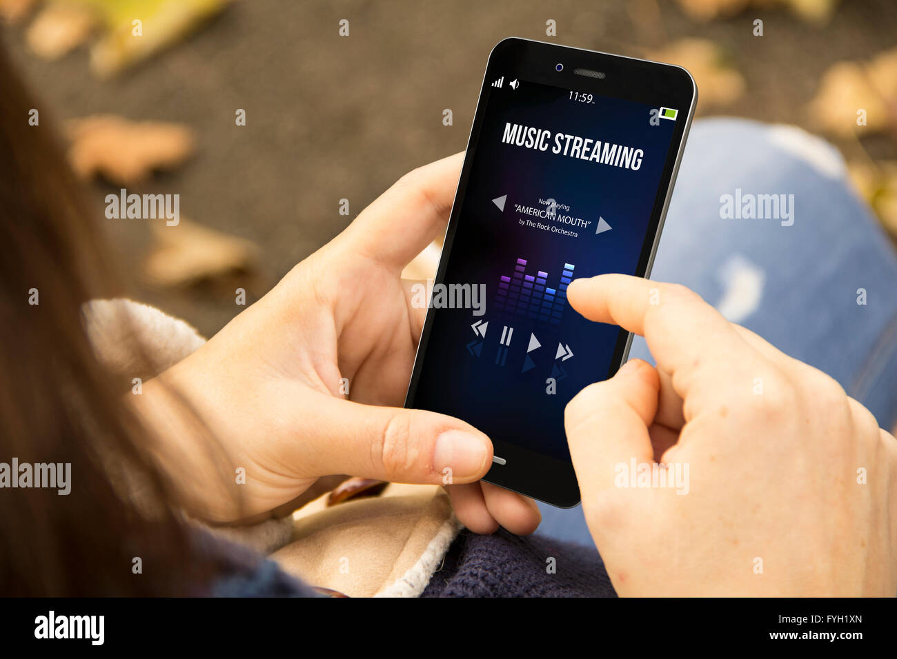 Musik-Streaming-Konzept: Frau hält eine 3d generierte Smartphone Musik hören. Grafiken auf dem Bildschirm bestehen. Stockfoto