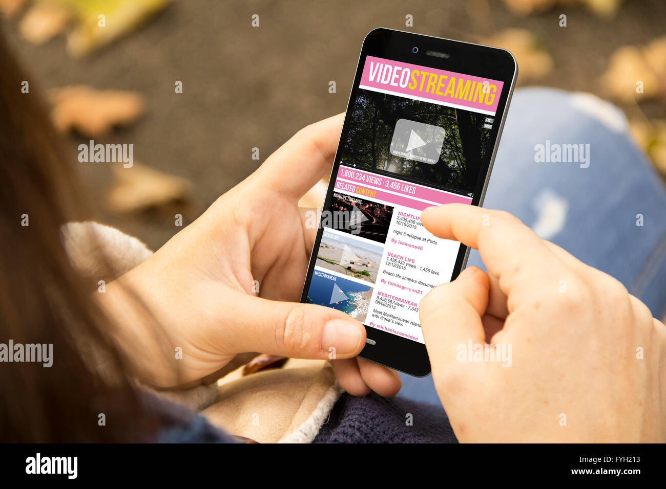 Video-Streaming-Konzept: Frau Betrieb erzeugt eine 3d Smartphone mit video-Website auf dem Bildschirm. Grafiken auf dem Bildschirm sind u gemacht. Stockfoto