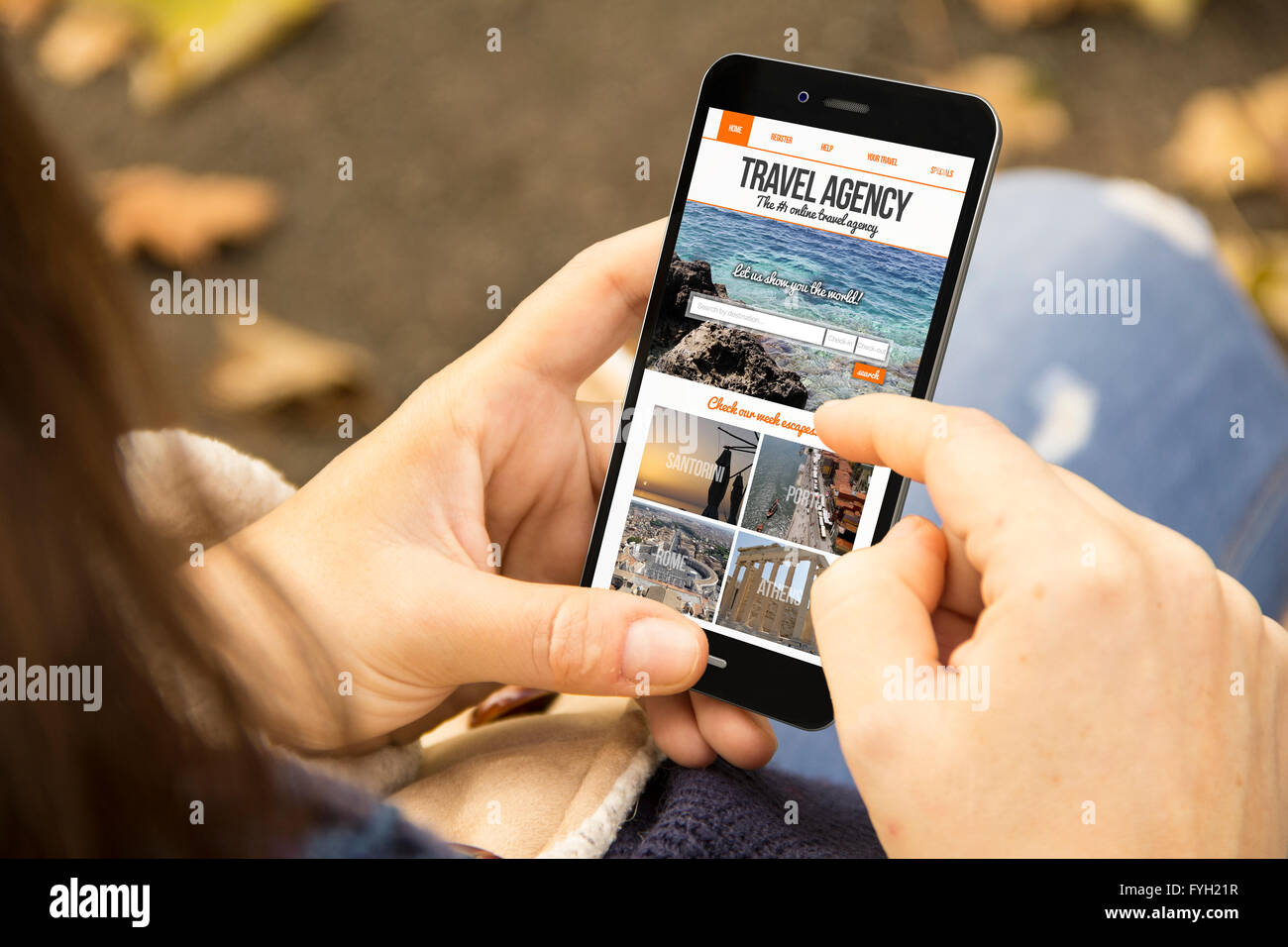 Reisen und Tourismus-Konzept: Frau Betrieb erzeugt eine 3d Smartphone mit Reisebüro-Website auf dem Bildschirm. Grafik auf dem Bildschirm ist Stockfoto