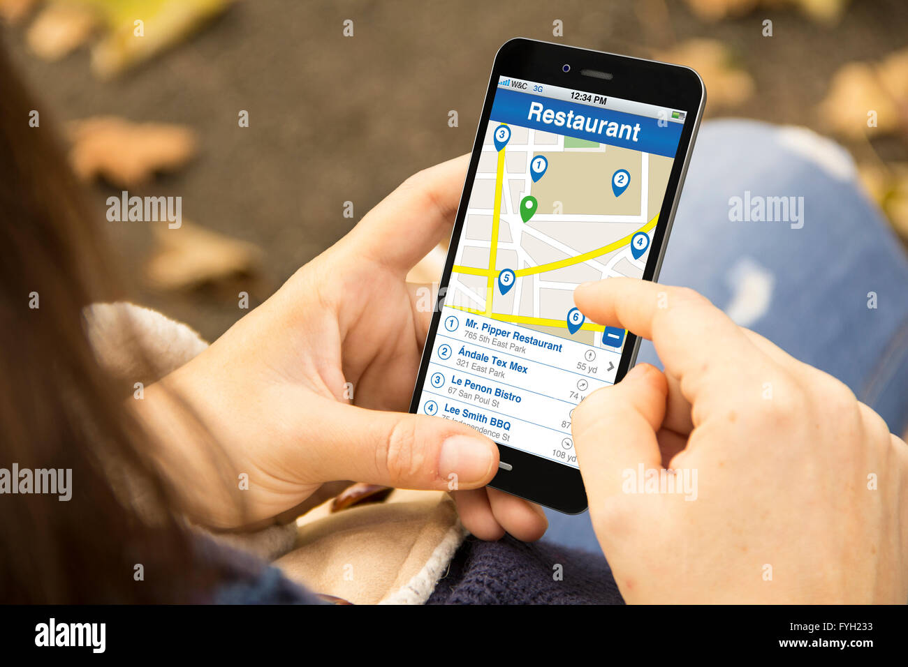 Business-Standort Suche Konzept: junge Frau searchin für ein Restaurant in einem 3d generierte Smartphone. Die Bildschirmgrafik bestehen u Stockfoto