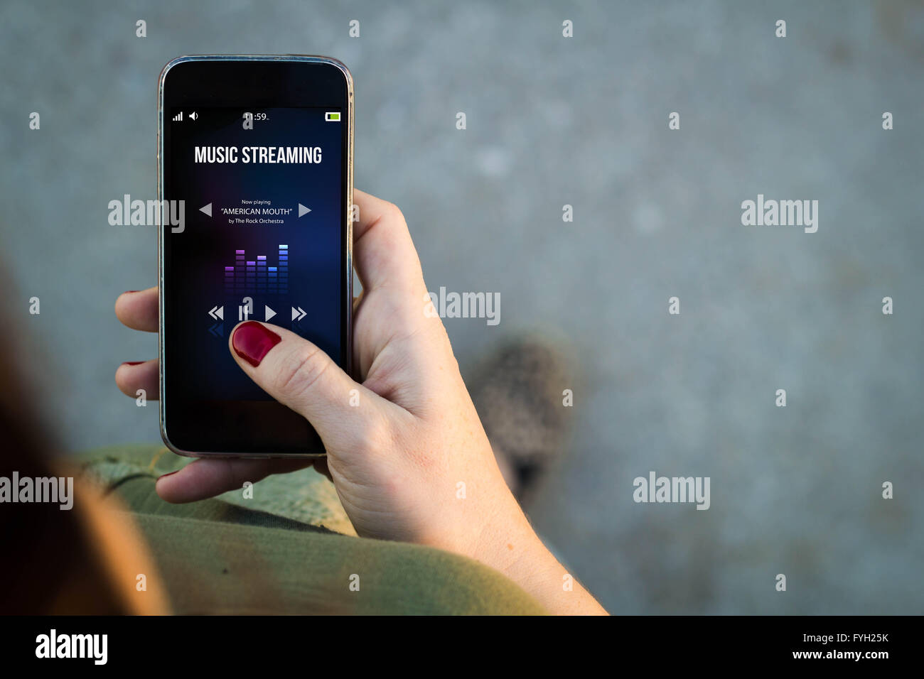 Draufsicht der Frau auf der Straße mit ihrem Handy, um Musik-streaming mit textfreiraum zu hören. Alle Bildschirm Grafiken ar Stockfoto