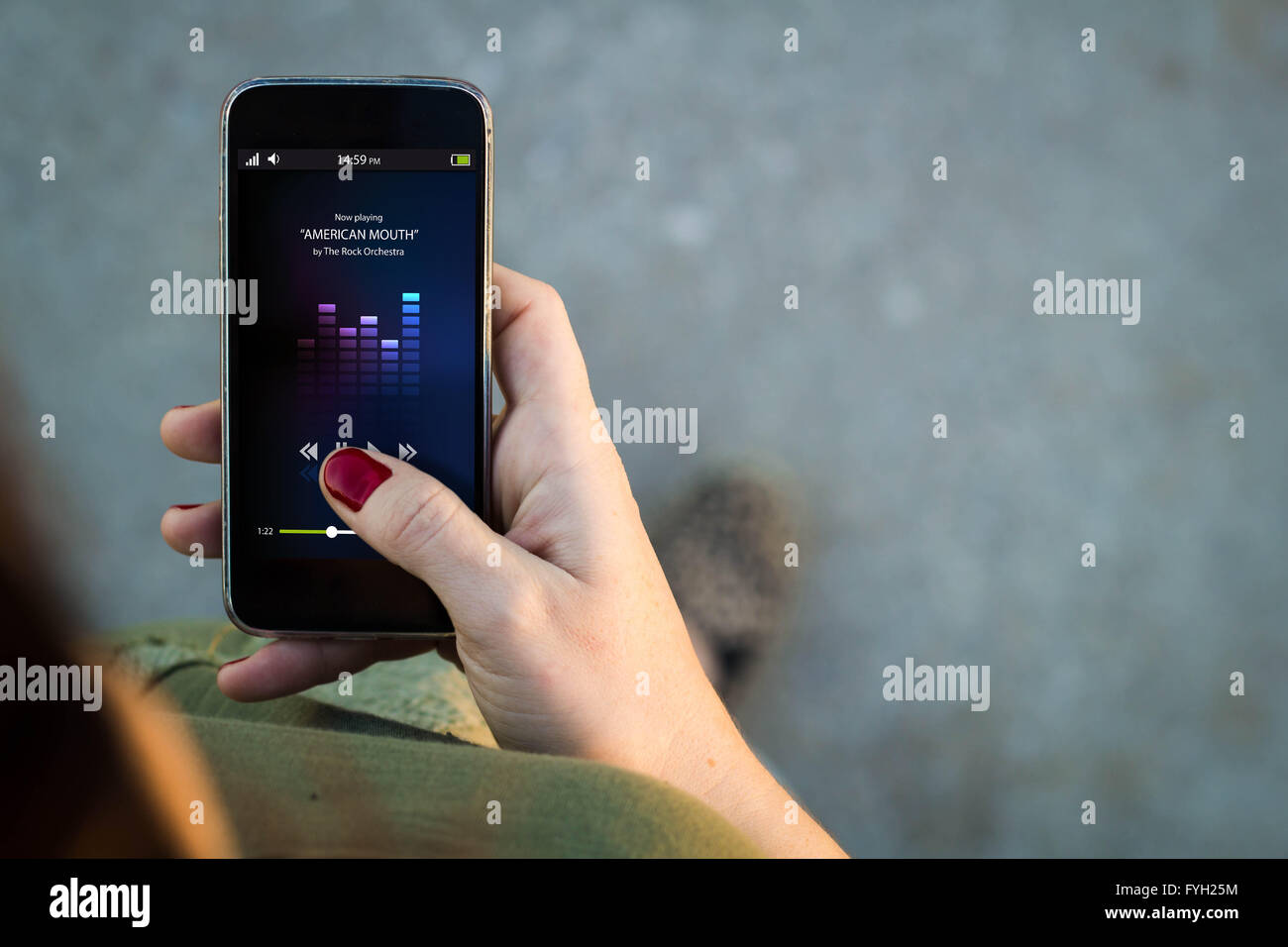 Draufsicht der Frau auf der Straße mit ihrem Handy mit Musik-app-Bildschirm mit Exemplar. Alle Bildschirm-Grafiken sind verrückt Stockfoto
