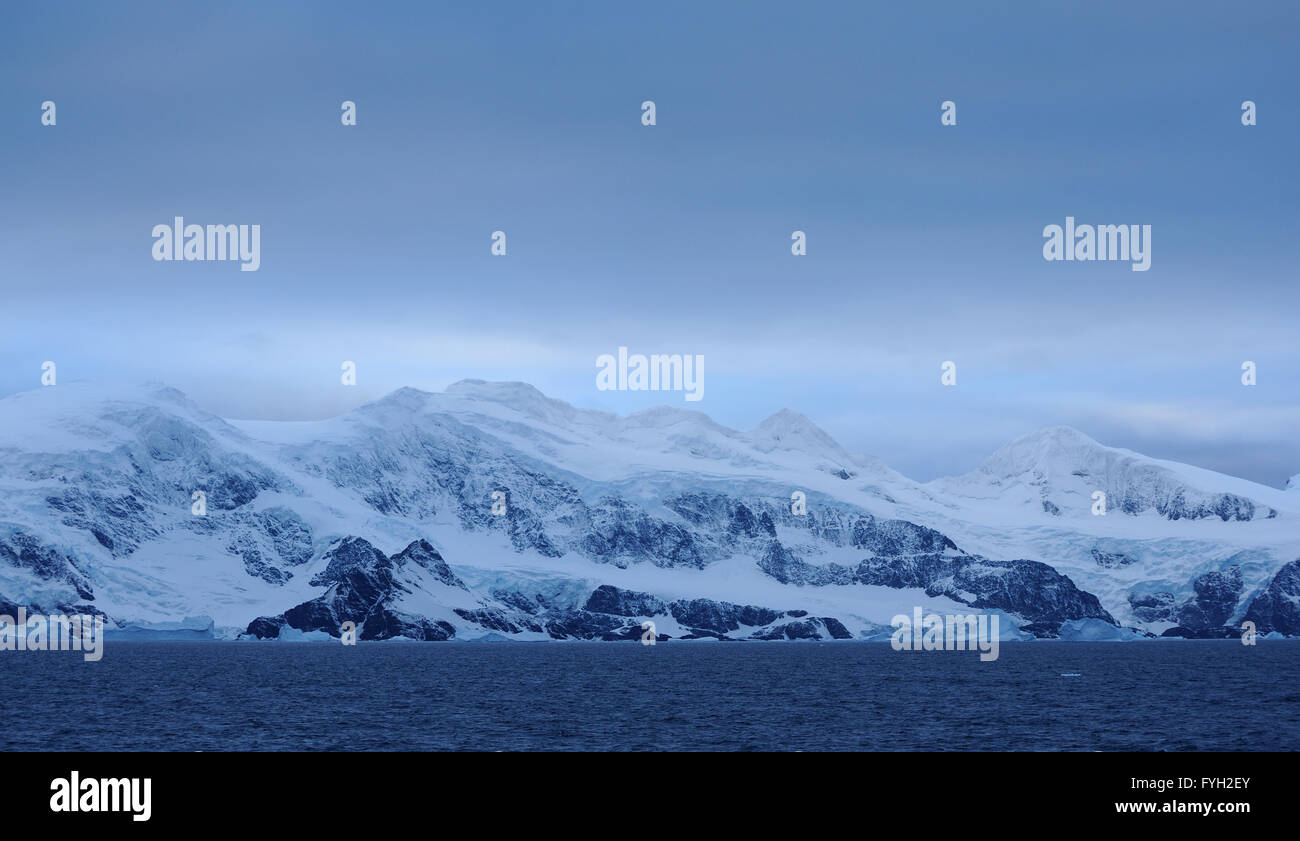 Gewitterhimmel über dem Schnee bedeckt Berge und Gletscher der Krönung Insel.  Süd-Orkney-Inseln, Antarktis Stockfoto